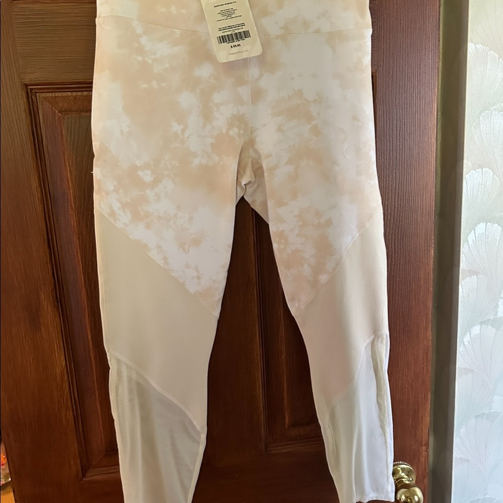 Brand new with tags women’s Lg (10) yoga pants. Fabletics. Smoke free home!
